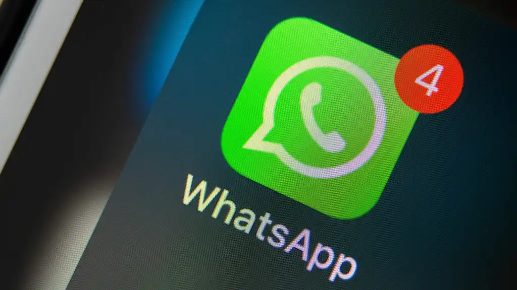 如何筛选出同时拥有美国证券账户和WhatsApp账户的手机用户？